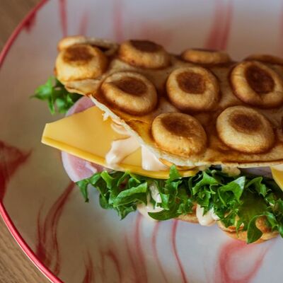 Гонконгская вафля с ветчиной и сыром в Хочу! Creative Asian cafe по цене 480 ₽