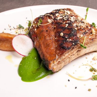 Томленые свиные ребра с кремом из фейхоа в Марк Твен по цене 370 ₽