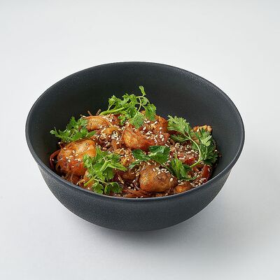 Сингапурская лапша с курицей и креветками в Chang по цене 760 ₽