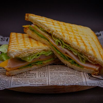 Сэндвич с ветчиной и сыромв Я здесь! по цене 250 ₽