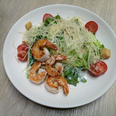 Цезарь с креветками в Кафе уют по цене 525 ₽