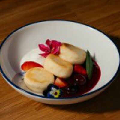 Сырники с вишней и сметаной в Cream Soda по цене 490 ₽