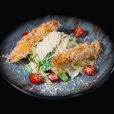 Цезарь с курицей в Imna Lounge по цене 690 ₽