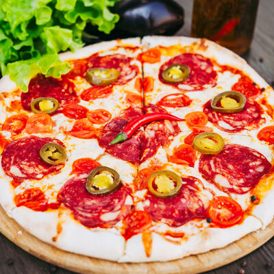Пицца Острая с салями из конины и халапеньо в БАЗА по цене 630 ₽