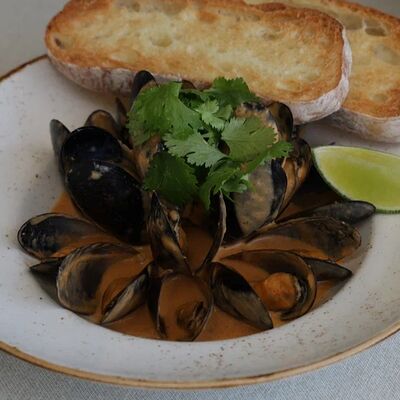 Черноморские мидии в соусе том ям с хрустящей чиабаттой в VERANDA BAR по цене 960 ₽