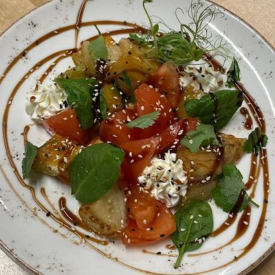 Салат с хрустящими баклажанами в Корица по цене 585 ₽