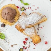 Штрудель с яблоком и грушей в Oblako Cafe & Bar