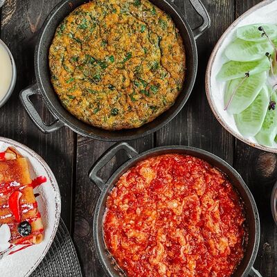 Комбо Омлет Кю-Кю и помидор юмурта в Почувствуй Вкус Азербайджана по цене 870 ₽