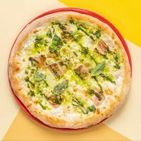 Пицца Полло песто с куриным филе, беконом и рукколой в соусе бешамель в PastaMore