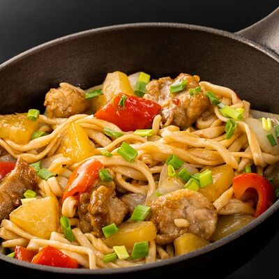 Вок-лапша со свининой в сладком чили-соусе в Вкусно разно по цене 445 ₽