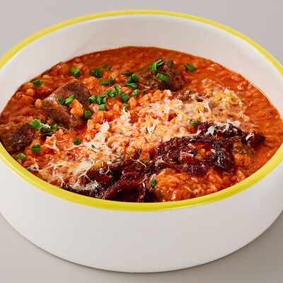 Булгур с томатным соусом и телячьей щечкой в Joy Cafe по цене 680 ₽