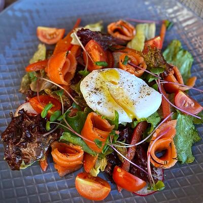 Слабосолёный лосось с яйцом пашот в Гастробар DOM по цене 460