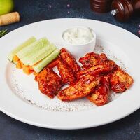 Куриные крылья со свежими овощами и соусом блю чиз в Сохо