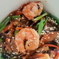 Лапша Wok с тигровыми креветками и овощами в Mozzarella