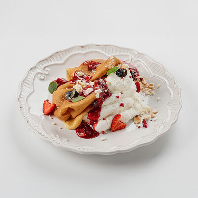 Блины со взбитыми сливками и ягодой в Coffee BOOM по цене 3200 ₸