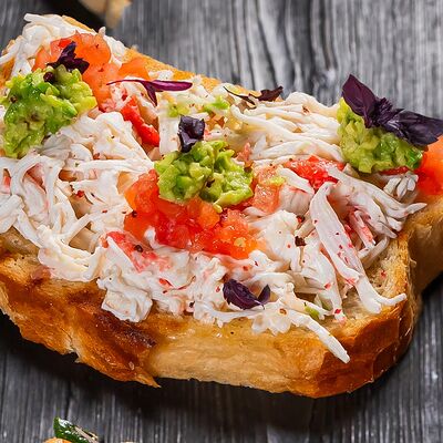 Брускетта с крабомв La Strada по цене 1352 ₽