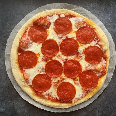 Пицца Пеперони на тонком тесте в GurManBox по цене 650 ₽