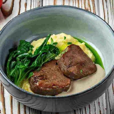 Язык говяжий тушенный с грибным соусом и картофельным пюре в Тут харчо по цене 959 ₽