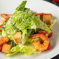 Салат Цезарь с креветками в Shore House