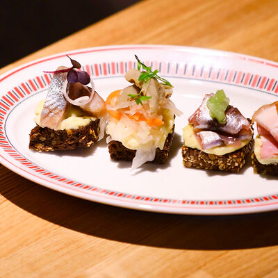 Сет маленьких бутербродов в Тарелочки по цене 650 ₽