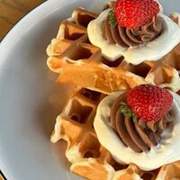 Вафли с ганашем и сливочным кремомв Camon Cafe