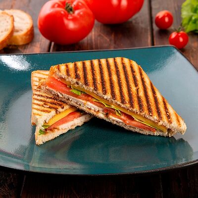 Сэндвич с лососем + картофель фри и соус в Brighton Beach по цене 890 ₽