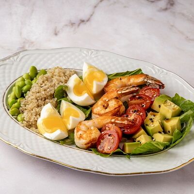 Салат с королевскими креветками, авокадо, бобами эдамаме в Кофейня Пенка по цене 660 ₽