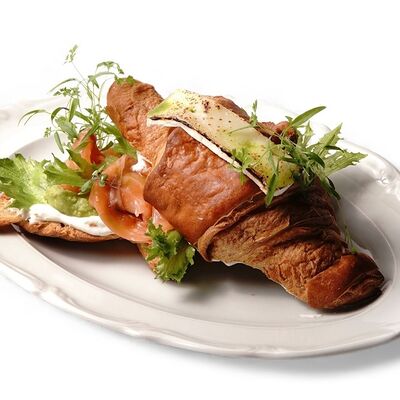 Круассан с лососем в Завтрак по цене 720 ₽