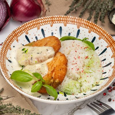 Биточки из лосося и трески с рисом в сливочном соусе в Кухня для друзей по цене 989 ₽