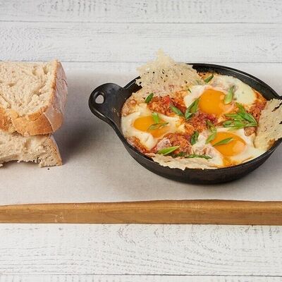 Шакшука с индейкой и соусом болоньезе в АндерСон по цене 440 ₽