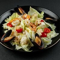 Теплый салат с морепродуктами в Немуро