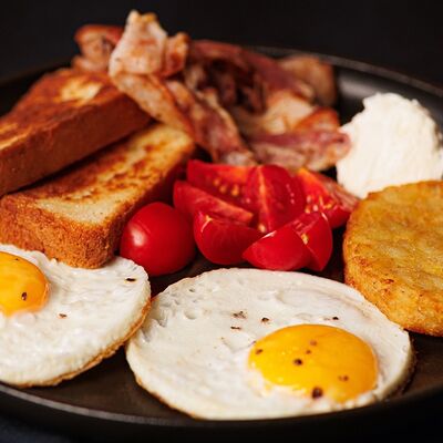 Завтрак с хашбрауном и беконом в Rogulevs Burgers по цене 540 ₽