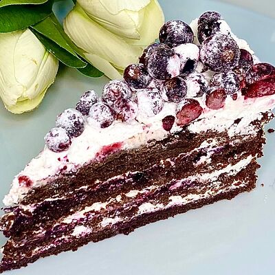 Торт с черной смородинойв Чарли Чаплин по цене 350 ₽