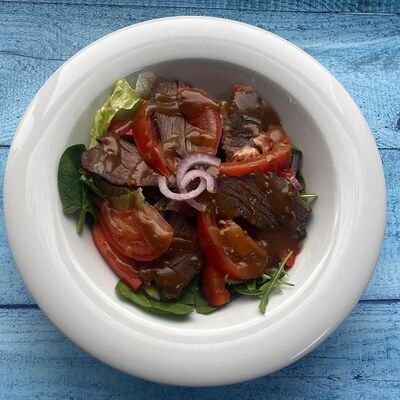 Салат с ростбифом и томатами в Loft Cafe по цене 530 ₽