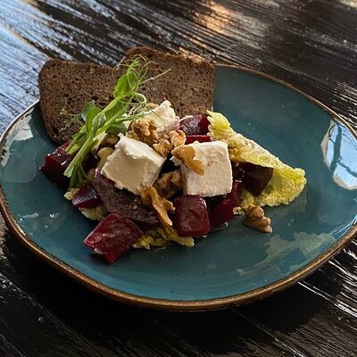 Салат из брынзы и запеченной свеклы, соус из оливкового масла, бальзамика, орех, хлебец в Длинный нос по цене 205 ₽