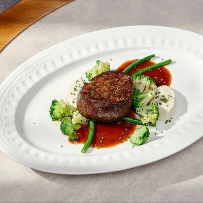 Филе-миньон с фасолью и брокколи в АFINA по цене 2990 ₽