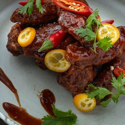 Куриные крылья в соусе хойсин в Вино и булки по цене 750 ₽