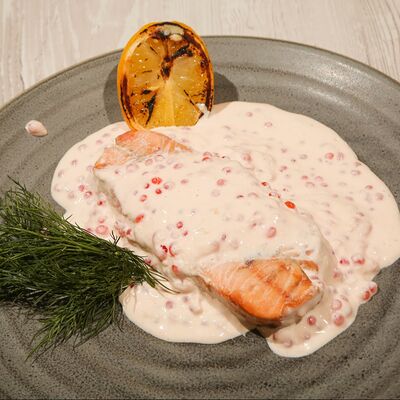 Лосось под сливочно-икорным соусом в Троя по цене 1200 ₽