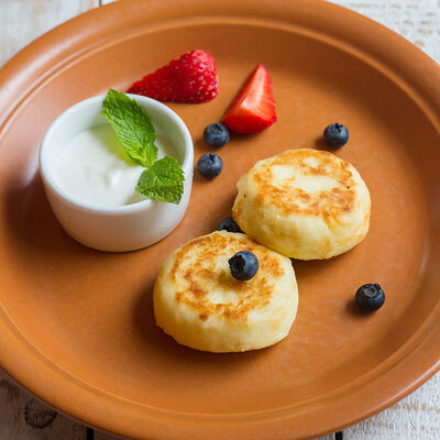 Сырники со сметаной и голубикой в Пекарня Мишеля по цене 380 ₽