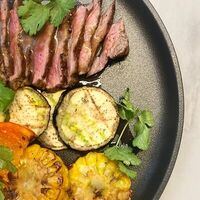 Стейк стриплойн с овощами гриль в Марсала