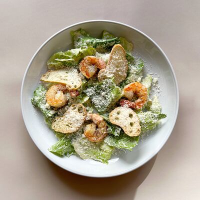 Салат цезарь с креветками в Fine по цене 810 ₽