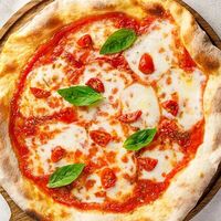 Пицца Маргарита с вялеными томатами в Osteria Mario
