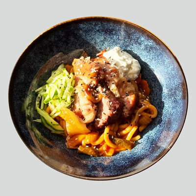 Лагман с томленой рулькой в соусе по-сеульски жареный в Пан Лагман по цене 519 ₽