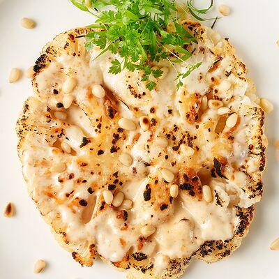 Стейк из цветной капусты с ореховым соусом в Романов парк по цене 680 ₽