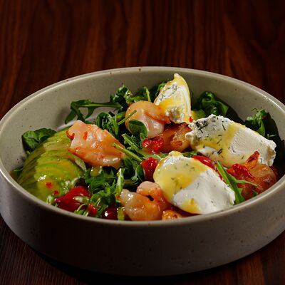 Салат с креветкой и авокадо в Монтесори Lounge по цене 981 ₽