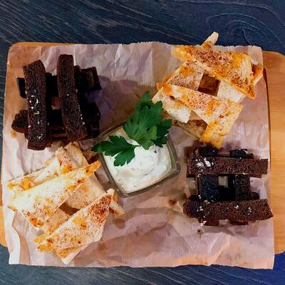 Чесночные гренки с соусом тартар в Грейс HALL по цене 300 ₽