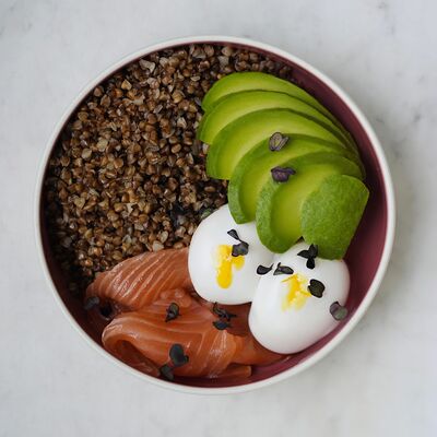 Гречка с двумя яйцами пашот, авокадо и форелью в Yumbaker home по цене 1275 ₽