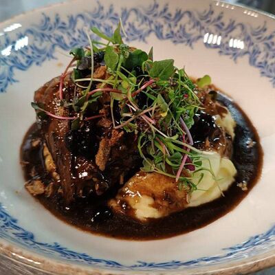 Томленая говядина в соусе из черного перца в Эй, Джованни! по цене 725 ₽