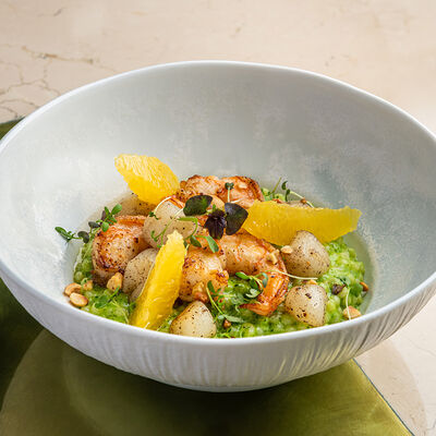 Креветки и гребешки с птитимом и соусом песто в Муссоны по цене 1470 ₽