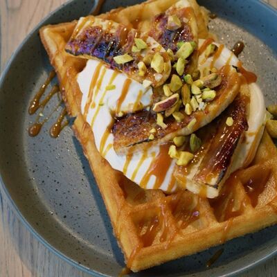 Вафля с бананом и карамелью в Пейкофское по цене 460 ₽